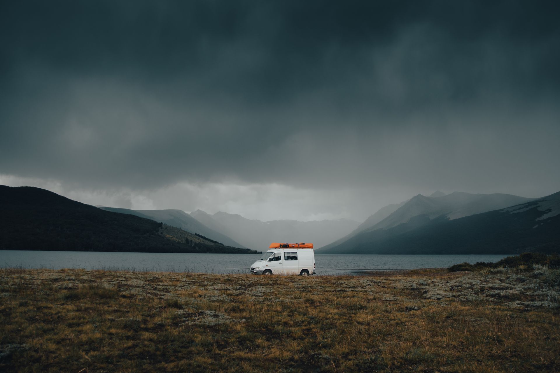 Fourgon aménagé au bord d'un lac de montagne