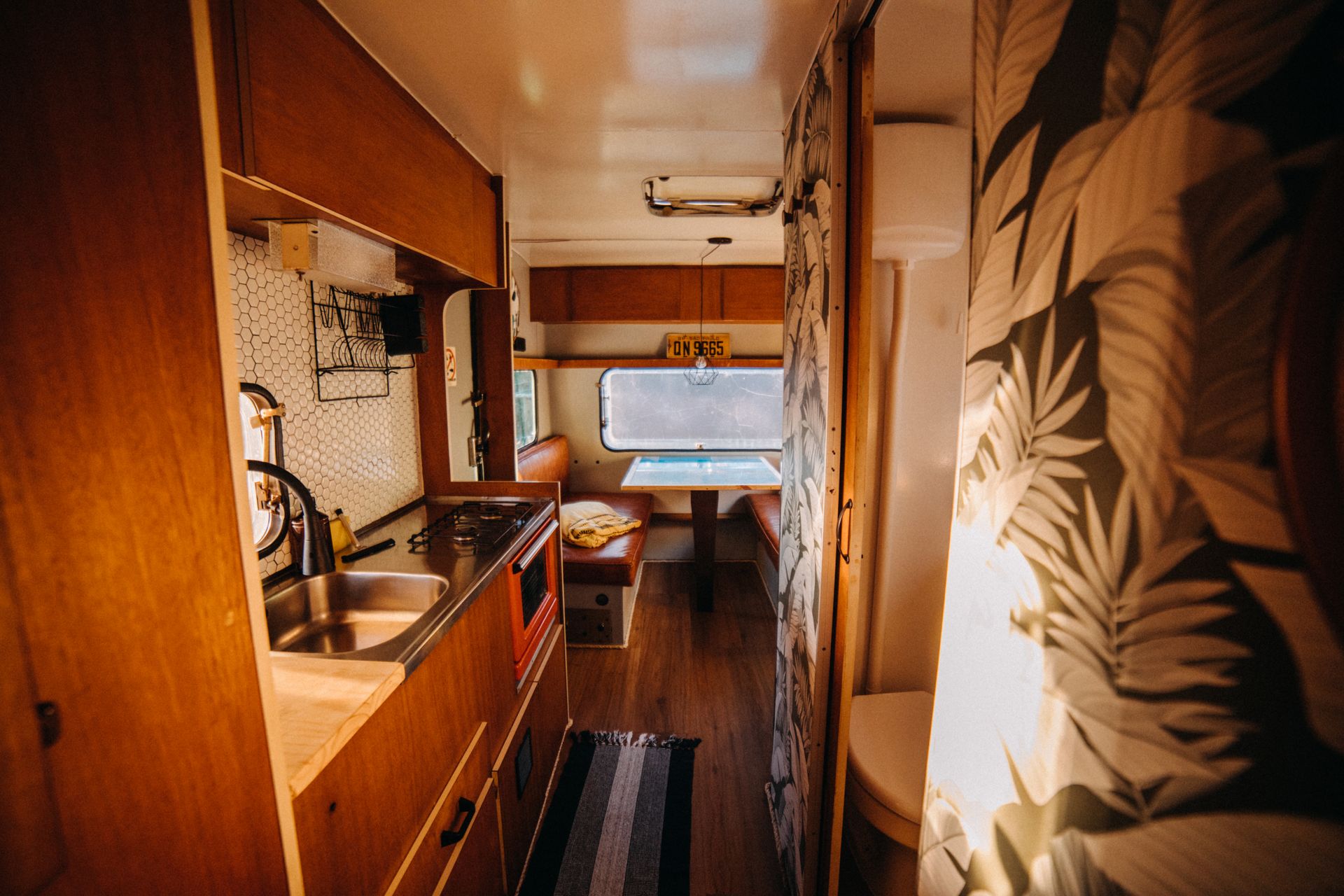 Banquette et espace de vie dans un van aménagé