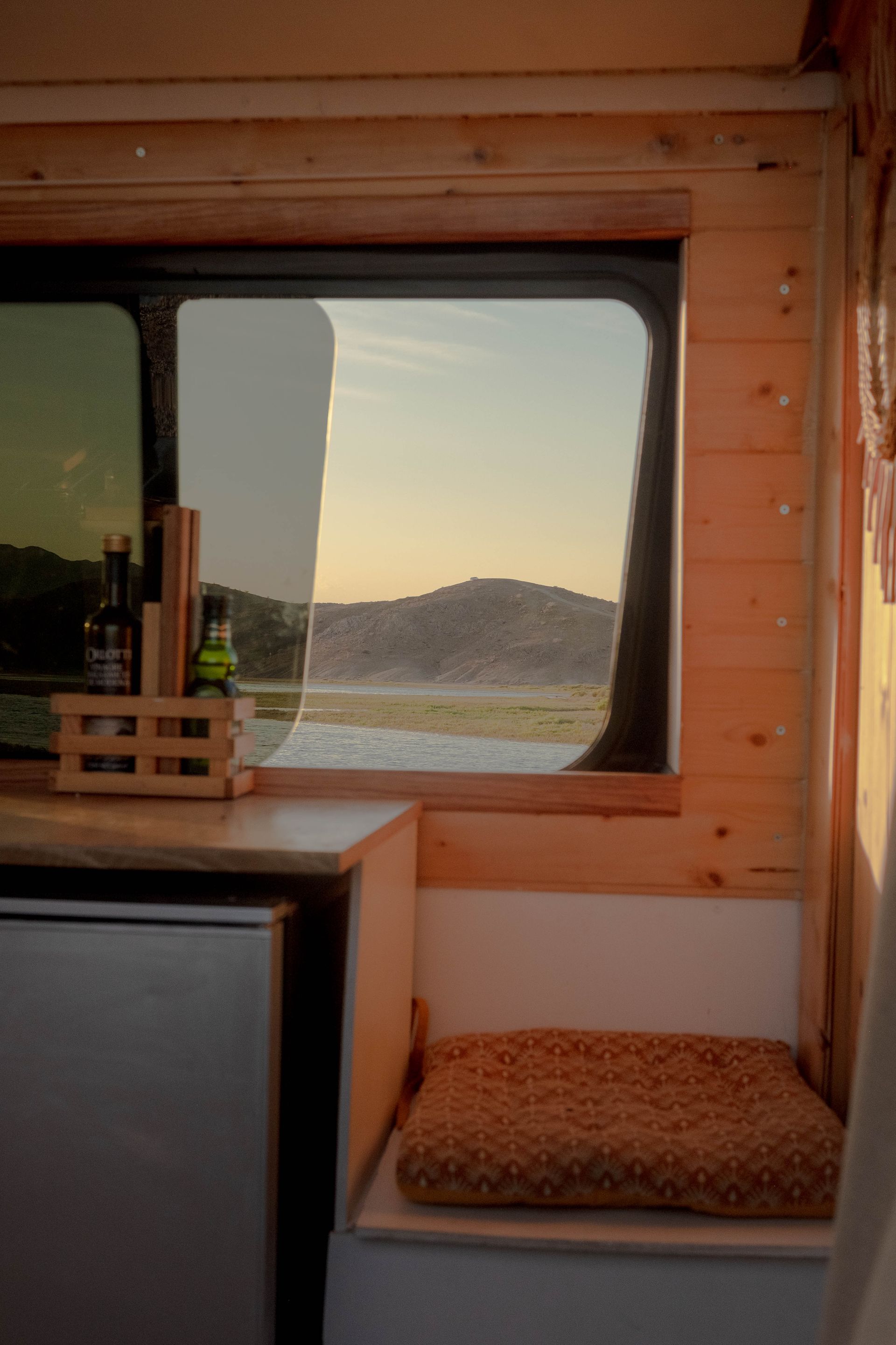 Cuisine en bois sur mesure dans un fourgon aménagé