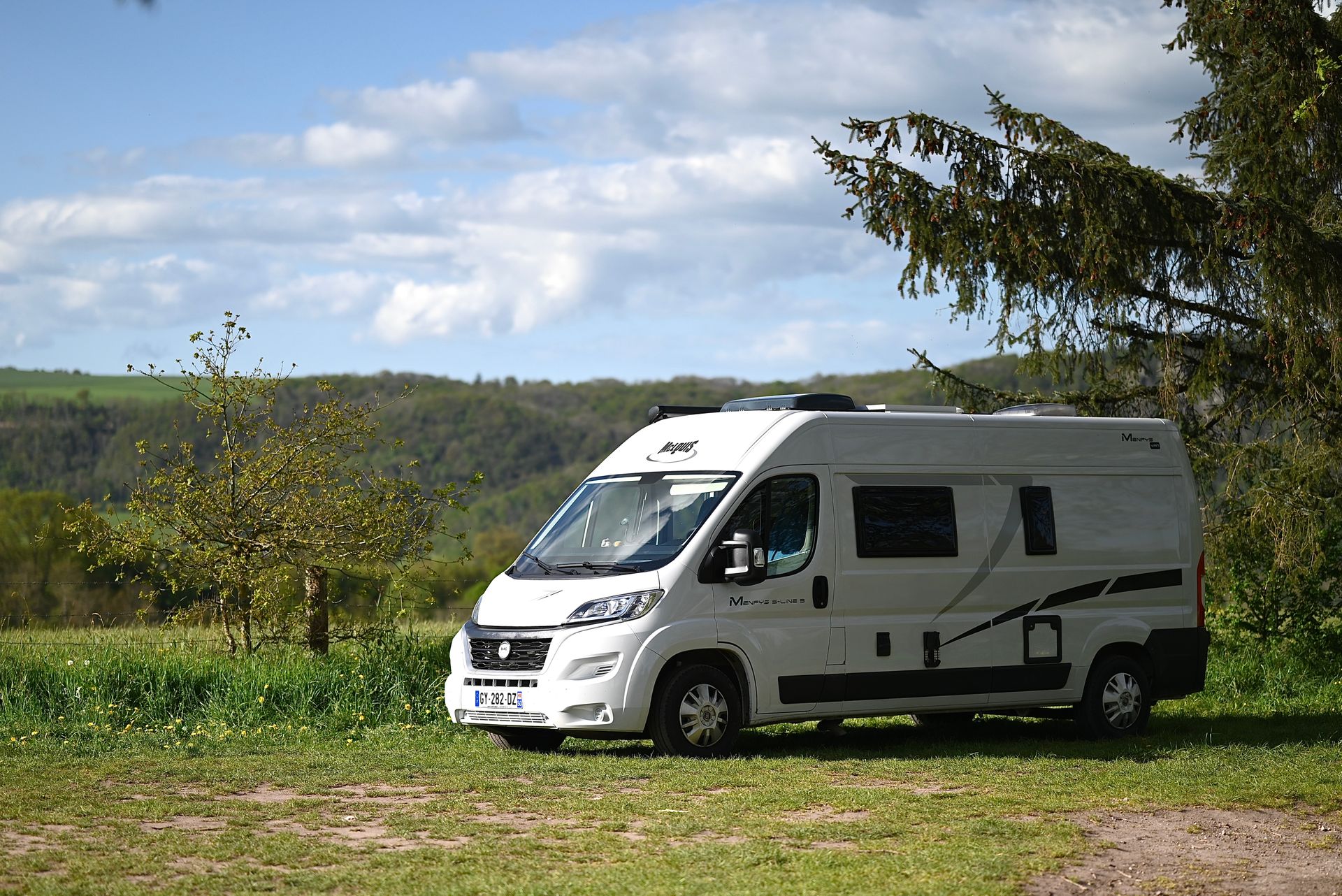 Fourgon aménagé Sud Campers en campagne