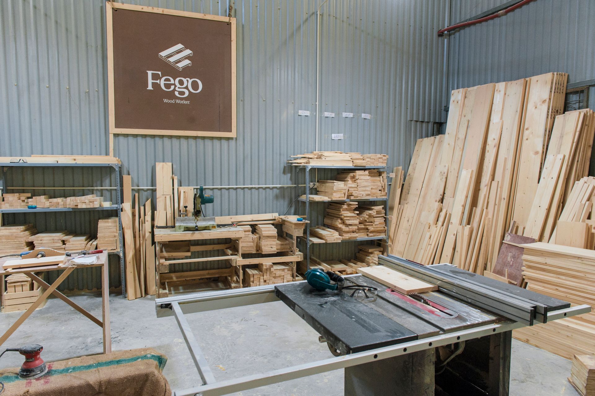Atelier de menuiserie avec stocks de bois