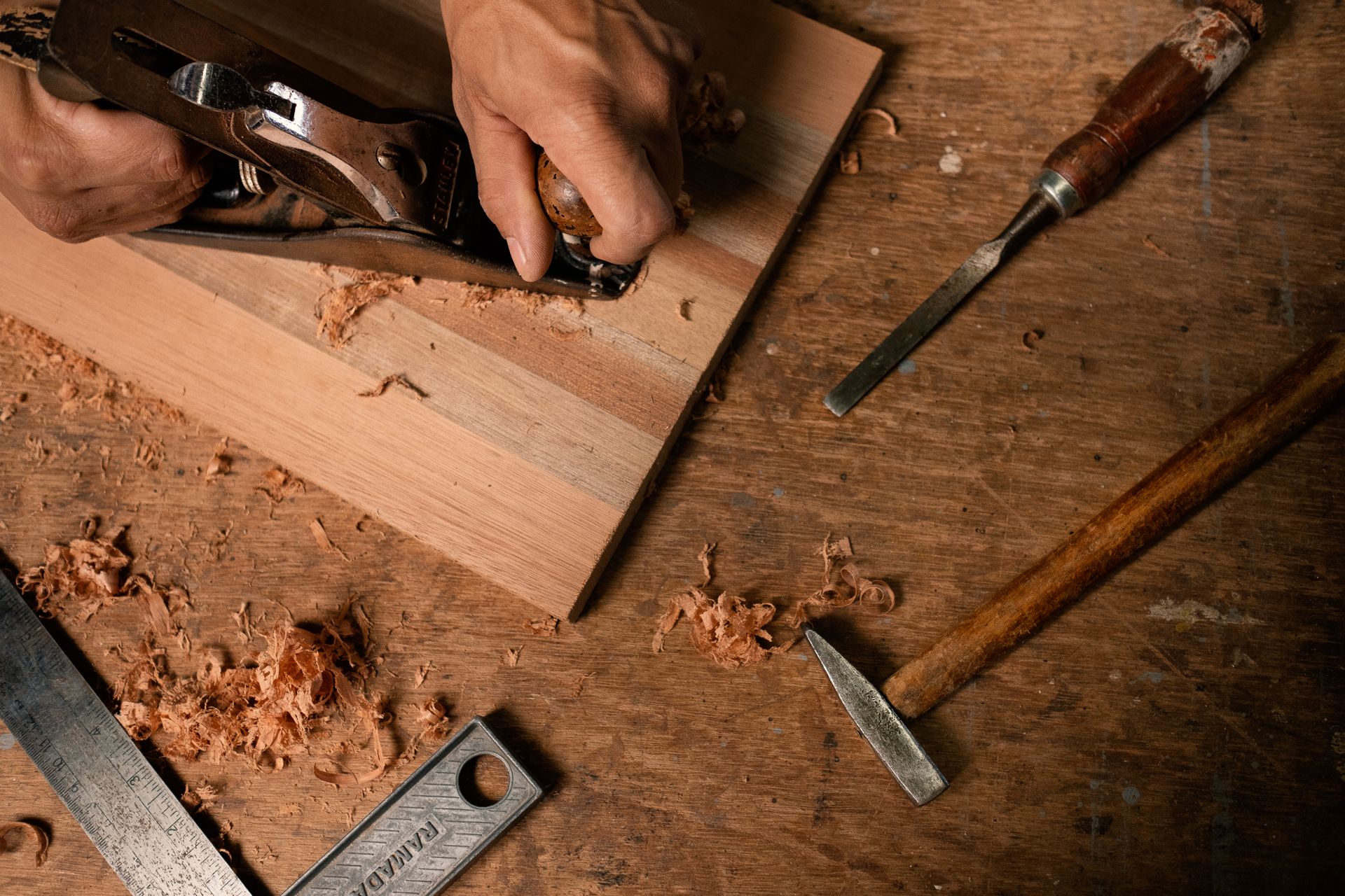 Travail du bois dans l'atelier Sud Campers